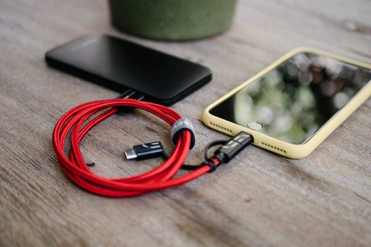 Kraftverk Mini beste power bank for iPhone sammen med 3in1 kabel for iPhone